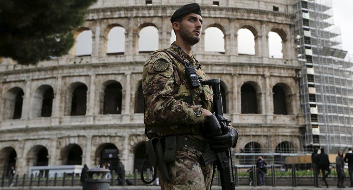 Soldado italiano hace guardia en el Coliseo romano