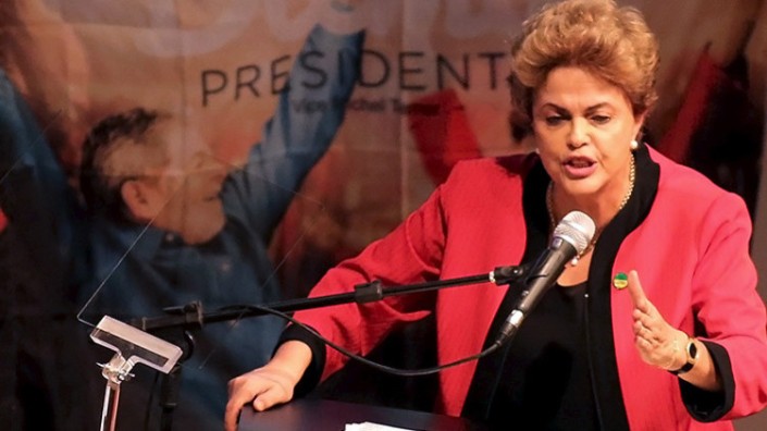 La presidenta de Brasil Dilma Rousseff da un discurso durante un congreso de la CUT en Sao Paulo
