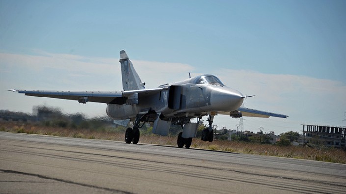 Un bombardero ruso Su-24 aterriza en la base aérea de Jmeimim, Siria, el 2 de noviembre 2015