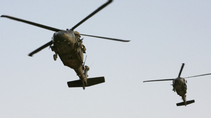 Helicópteros estadounidenses en su base militar en Bagdad, Irak