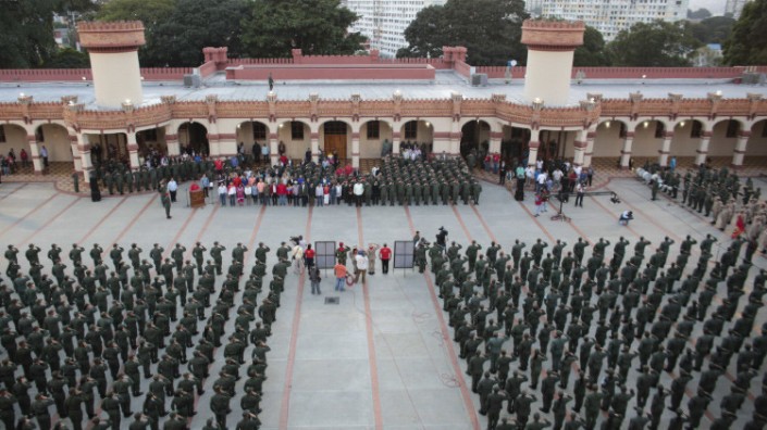 Nicolás Maduro y los soldados de la FANB