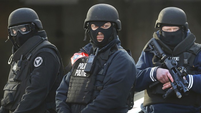 La Policía custodia la estación ferroviaria de Bruselas Sur después de los ataques en la capital belga.