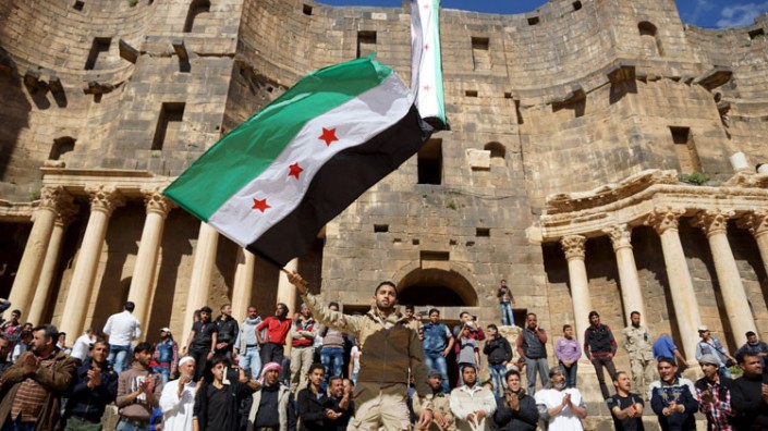 Protestantes sirios ondean la bandera