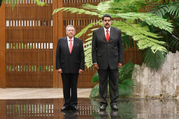 Raúl y Maduro en Palacio de la Revolución