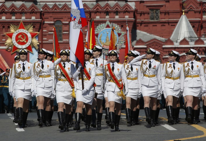 Cadetes de la Academia Militar Femenina Jruliov participan por primera vez en el desfile de la Plaza Roja de Moscú por el 71.º aniversario de la victoria en la Segunda Guerra Mundial. 9 de mayo de 2016