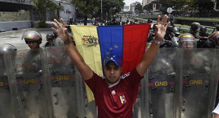 Un manifestante con la bandera de Venezuela