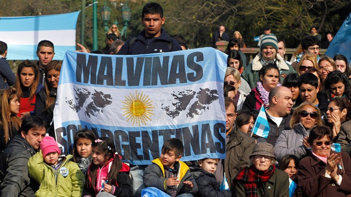 Congregación ante el monumento a los caídos en Malvinas, Buenos Aires, Argentina, 20 de junio de 2013
